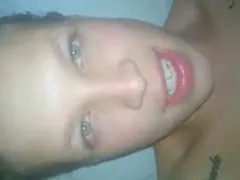 Amateur con culo grande que le gusta mucho el sexo anal gime mientras su pareja le mete la polla