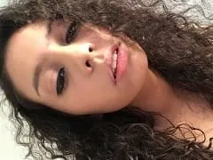 Maravillosa morena de São Paulo Angel haciendo una atrevida mamada mirando a cámara y botando sobre la polla de su novio