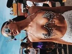 Fue a disfrutar del Bloco da Favorita en el Carnaval 2018 de Copacabana – RJ y se atrevió con su disfraz casi enseñando los pechos y un short súper corto