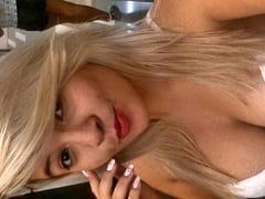 Rubia muy caliente Bruna Mendes se sentó en el retrete y empezó a tocar una siriria mientras se grababa – RJ