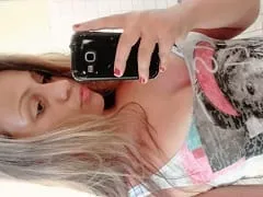 Ninfeta rubia de 19 años Camilla le coge el culo a su compañero en cuatro mientras filma a esta puta amateur