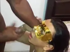 La traviesa esposa de Chris le chupa la polla a un negro con ganas hasta que le suelta un chorro de leche en la boca y su cornudo lo graba