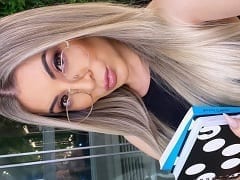 Influencer en un vestido corto rodando