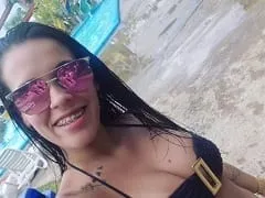 Kally Dusbeck Morena caliente de Porto Alegre – RS que trabaja como escort de lujo ha grabado otro vídeo masturbándose y metiéndose el dedo en el culo.