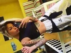 Deliciosa Ninfeta de Que tiene una hoja de marihuana tatuada en el trasero se revuelca toda sexy y se hace fotos atrevidas