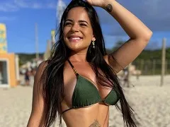 Desnuda en la bañera enseñando sus tetas gigantes