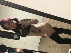 Amateur de pelo rosa y friki grabó un vídeo frente al espejo masturbándose su delicioso coño pero se filtró en la red