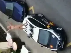 Rubia caliente sube desnuda a un coche desobedeciendo la cuarentena en Torremolinos en España y la policía la detiene – amateur