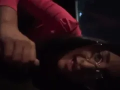Morena guarra se la chupa a su compañero en el Uber