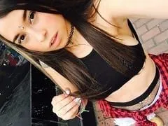 CamGirl muy caliente de 18 años se muestra desnuda en vídeo y se hace fotos atrevidas