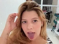 Influencer ninfómana mostrándose desnuda y masturbándose en directo