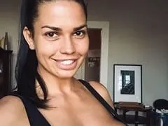 Latina caliente grabó un video chupando y follando a un chico que conoció en Tinder