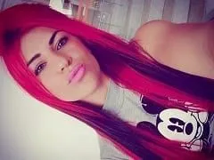 Amateur Vulga Pecadora de se exhibe en fotos y vídeos provocativos rodando con el culo al aire