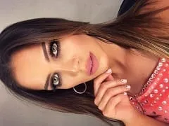 Bailarina y estudiante argentina muy caliente grabó un vídeo entre show y show chupándole la polla a un productor en su camerino