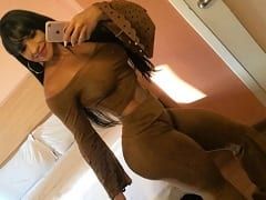 La morena manchada que es escort de lujo grabó un vídeo en el que se revuelca semidesnuda, cachonda.