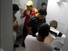 Suruba con la tía buena en el baño de la gasolinera