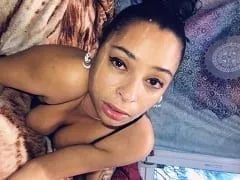 Violet, una morenita caliente, le dio una paliza sensacional a la polla de su hombre y luego se la chupó hasta que se corrió en su cara.