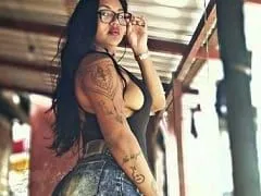La guapa zorra de Vivi Pimenta se la chupa a su cliente blanco en un vídeo amateur