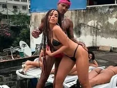 Sensualiza en su nuevo vídeo musical en la colina del Vidigal y aparece casi desnuda revolcándose con varias tías buenas