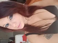 Hizo una cara de guarrilla y se dejó caer sobre la polla de su novio hasta que recibió una carga de semen