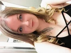 Chupa la polla de su novio llena de calentura y acaba recibiendo una buena corrida en su boquita de zorra