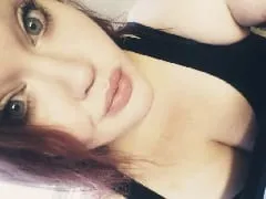 La caliente Camila Nymphet le hace una mamada húmeda a su novio y el afortunado le hace la boca en el coño mientras graba el oral.