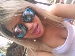 La atrevida rubia Duda Liro, a la que le encanta hacer fotos de su capó de VW Escarabajo, se revuelca en un sexy vídeo casero con su trasero.