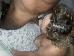 La guapa esposa coronada de Erica le chupó la polla a su amante y su cornudo grabó un vídeo de este adulterio