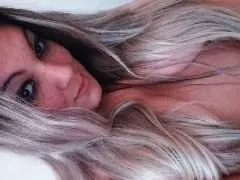 Deliciosa especialista en mamadas chupa la polla del cliente y le deja grabar el oral