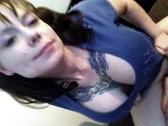 Amateur tatuada que se la estaba chupando a su novio con estilo antes de empezar a follar