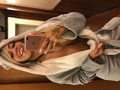 llamó a la actriz porno Karen Havary para gastarle una broma y grabó con ella unos vídeos amateur desnuda