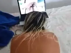 Lílian Blondie de Itaguaí – RJ se quedó a cuatro patas viendo porno en su cuaderno y recibiendo puñetazos en el coño hasta que el tipo se corrió
