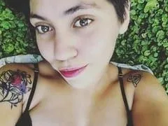 La caliente y atrevida amateur Mara recibe una mamada húmeda en la entrepierna de su amante y el cachondo graba un porno casero de traición