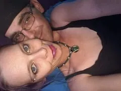 Traviesa de ojos verdes, le hace una mamada húmeda a su pareja y le deja grabarla