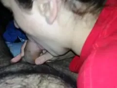 Una joven de chupa la polla de su novio con estilo y él filma el oral.