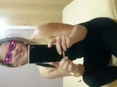 Se puso a cuatro patas cogiendo la bola en su coño y gimiendo fuerte de calentura