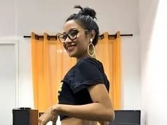 Morena brasileña más sexy de Internet, chupa y hace una garganta profunda a la polla de su cliente
