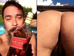 “Que en Navidad no falte el beber y el comer” Hombre barbudo hace olas en la piscina, presumiendo de una Navidad repleta de whisky y chochos