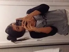 La caliente ninfita de Renata se pone el culo de forma excitante y graba un vídeo casero