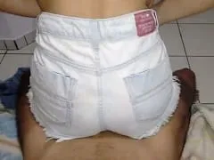 No se quita los calzoncillos, los pone a un lado y empieza a follar la polla de su novio
