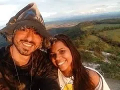 Pareja joven liberal grabó un video con la morena caliente chupando hasta que ella se la follan en la boca