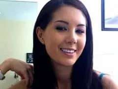 Caliente y Muy Traviesa Masturba a su Pareja Antes de Hacerle una Buena Mamada y la Traviesa Filmó Cada Detalle del Porno Casero
