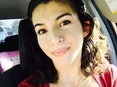 Amanda joven morena delgada se puso a cuatro patas con el culo hacia arriba mientras chupaba la polla caliente de su novio y él lo filmó todo