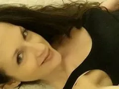 Morena Flaca Muy Traviesa Chupando la Presión y Lamiendo la Polla de su Pareja con Saliva Mientras Graba un Vídeo