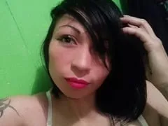 La morena delgadita y atrevida Catarina se la chupa a su novio y luego se la folla en varias posturas mientras graba el sexo casero
