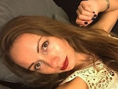 Escenas fuertes: La turista de 35 años, muere mientras se desnudaba para su novia en un coche, saca la cabeza y choca contra un plato