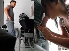 Una clienta VIP llega al salón de belleza, la peluquera le hace una mamada y coloca una cámara oculta para grabar – MT