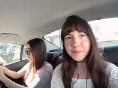 Dos Hermanas Ninfas Brasileñas que Trabajan como CamGirls Fueron de Uber en Curitiba – PR y Comenzaron a Desnudarse en el Coche