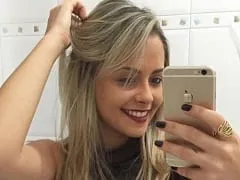 Rubia cachonda Júlia se sentó en la polla y puso una cámara para filmar su sexo casero – SP