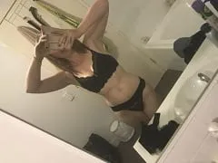 Le chupó la polla a su marido con cara de traviesa y le dejó grabar un vídeo oral casero